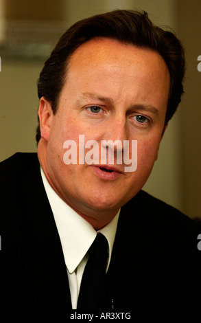 Pic martin phelps 15 06 07 reporter scott chippenham visita del leader dei conservatori David Cameron a chippenham college Foto Stock