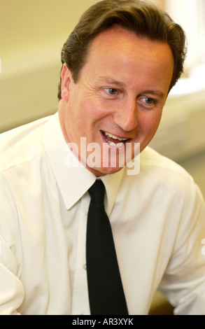 Pic martin phelps 15 06 07 reporter scott chippenham visita del leader dei conservatori David Cameron a chippenham college Foto Stock