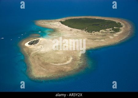 Bassa Isles reef a forma della mappa Australia Great Barrier Reef Marine Park vicino a Port Douglas North Queensland Australia antenna Foto Stock