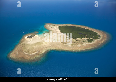 Bassa Isles reef a forma della mappa Australia Great Barrier Reef Marine Park vicino a Port Douglas North Queensland Australia antenna Foto Stock