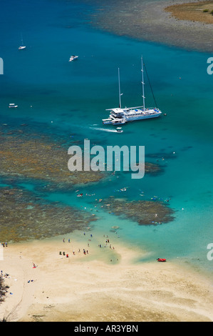 Wavedancer imbarcazione turistica snorkeling bassa Isles Great Barrier Reef Marine Park vicino a Port Douglas North Queensland Australia antenna Foto Stock