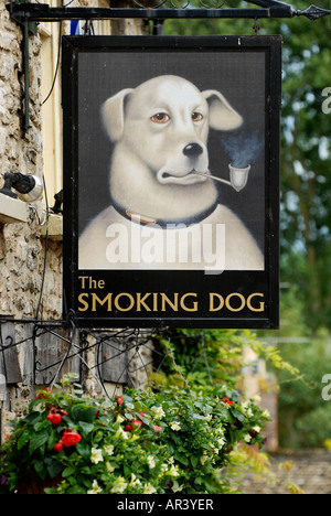 Pic martin phelps 25 06 07 malmesbury i fumatori pub cane nella high street per una funzione sul nuovo divieto di fumo Foto Stock