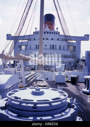 Castello di prua (montante di una gru per il carico di merci), anteriore della sovrastruttura e ponte della Queen Mary Foto Stock