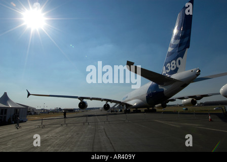 Airbus A380-800 con sun splendenti oltre l'ala a Farnborough Air Show 2006 Foto Stock