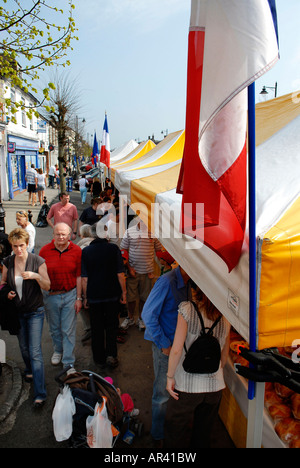 Pic martin phelps 15 04 07 reporter gordon Wootton Bassett high street ospita un mercato francese Foto Stock