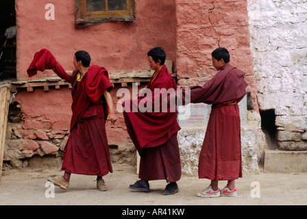 I monaci della setta KAGYU del buddhismo tibetano pratica le loro danze cerimoniali al monastero di DRIGUNG TIBET Foto Stock