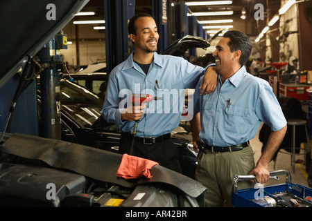 Multi-etnica maschio meccanica automatica in negozio Foto Stock