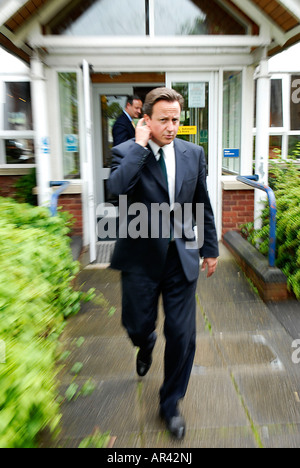 Pic martin phelps 15 06 07 reporter scott chippenham visita del leader dei conservatori David Cameron a chippenham college Foto Stock