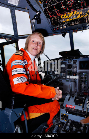 Raf lyneham wiltshire aviatrice polly vacher atterra a raf lyneham nella sua offerta per visitare tutti i 206 campi di aviazione nelle isole britanniche Foto Stock