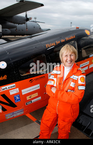 Raf lyneham wiltshire aviatrice polly vacher atterra a raf lyneham nella sua offerta per visitare tutti i 206 campi di aviazione nelle isole britanniche Foto Stock