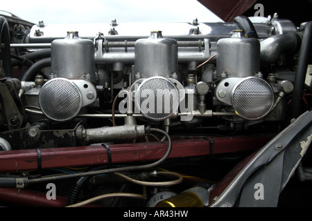 Carburatori triplo - su tre carburatori su un classico Jaguar E tipo britannico vettura sportiva Foto Stock