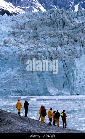 Passeggeri vicino ghiacciaio Pia fiordi meridionale del Cile Foto Stock