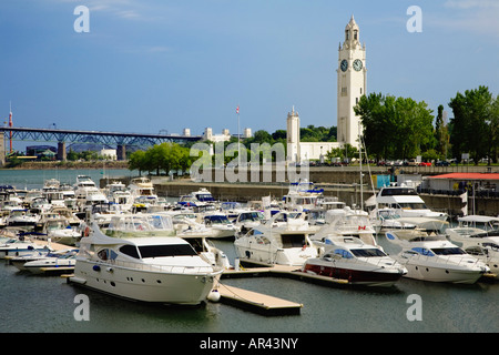 Piacere barche ormeggiate vicino alla torre dell orologio la torre dell orologio segna l'entrata al porto ed è un memoriale al merchant marines Foto Stock