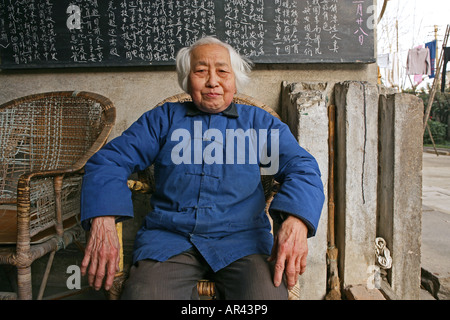 Old Lady in giacca blu, del Quartiere Francese, Shanghai Foto Stock