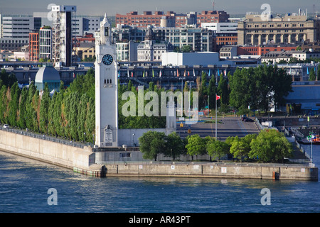 La torre dell orologio segna l'entrata al porto ed è un memoriale al merchant marines perso in mare in tempo di guerra Foto Stock