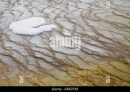 Parco Nazionale di Yellowstone in inverno la neve patch in Grand Prismatic Spring Foto Stock