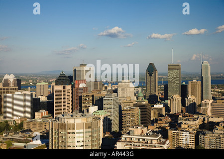 Vista di Montreal s skyline come visto da uno di Parc du Mont Royal s punti panoramici Foto Stock