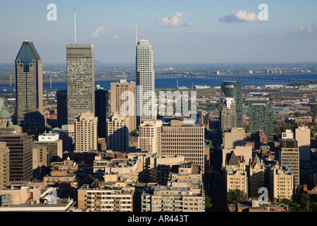 Vista di Montreal s skyline come visto da uno di Parc du Mont Royal s punti panoramici di Montreal Canada Quebec Foto Stock