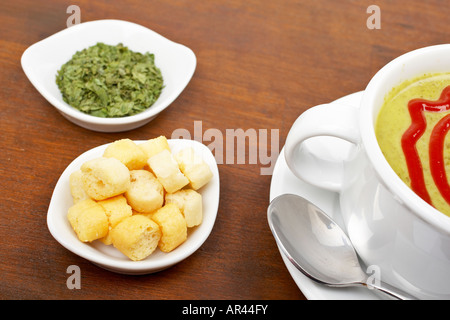 Purea di spinaci crostini di pane e prezzemolo Foto Stock