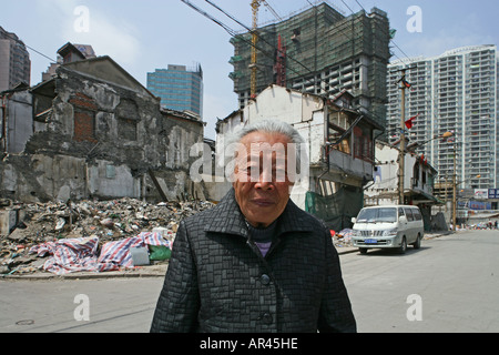 Ultimo anziano residente, di area di demolizione, Lao Xi uomini, Shanghai Foto Stock