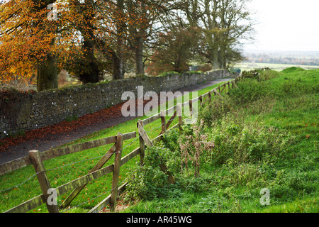 Recinzione in legno e percorso in Cashel nella Contea di Tipperary Repubblica di Irlanda Europa Foto Stock