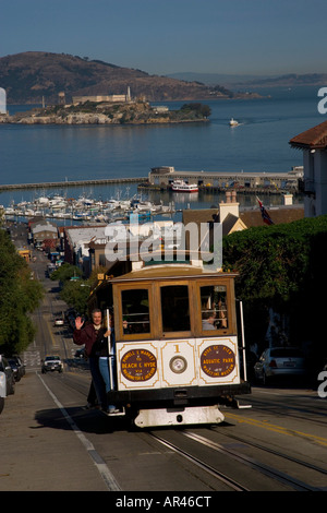 Funivia proveniente dalla zona del molo su Hyde Street di San Francisco, California. Foto Stock