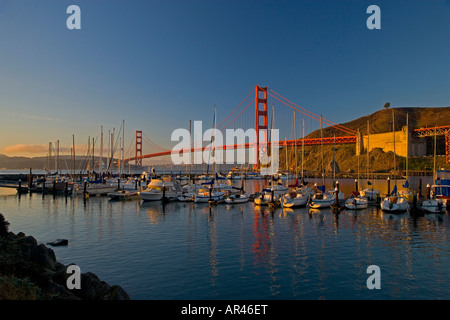 Golden Gate Bridge e San Francisco California dalla baia a ferro di cavallo e Presidio Yacht Club Foto Stock