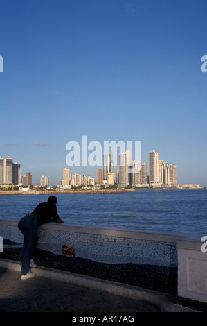 Panama Bay e lo skyline della moderna città di Panama, Panama Foto Stock