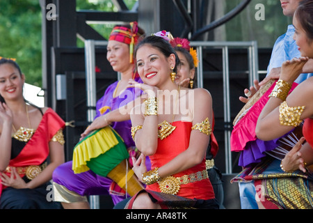 Tradizionale danza tailandese le prestazioni durante i sapori della Thailandia festival di Toronto in Canada Foto Stock