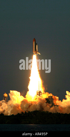 Sollevare della navetta spaziale, la NASA STS-117, XXI stazione spaziale, volo da John F. Kennedy Space Center il 8 giugno 2007. Foto Stock