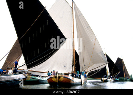 Paesi Bassi Friesland Fryslan Skutsjesilen Race Competition 100 anni chiatta a vela Foto Stock