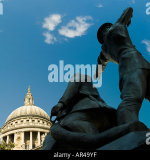 Londra Saint Pauls Cathedral blitz vigili del fuoco memorial Foto Stock