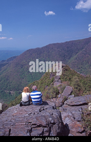 Giovane seduto al vertice di Chimneytops Great Smoky Mountains National Park Tennessee USA Nessuna versione disponibile Foto Stock