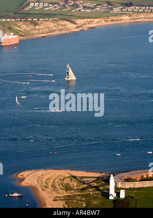 Vista aerea Volvo Open 70 ocean racing yacht Vivo Brasil. Passando tra Hurst punto e Isola di Wight. Solent. Giugno 2006 Foto Stock