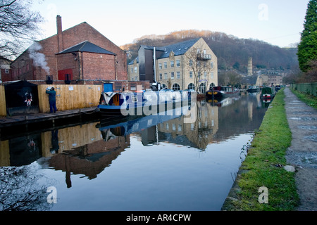 Barche ormeggiate in Hebden acqua in Calderdale, West Yorkshire, Regno Unito 11 Dicembre 2007 Foto Stock