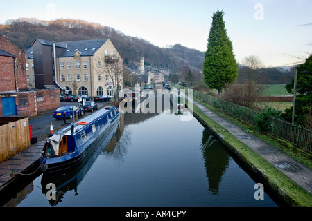 Barche ormeggiate in Hebden acqua in Calderdale, West Yorkshire, Regno Unito 11 Dicembre 2007 Foto Stock