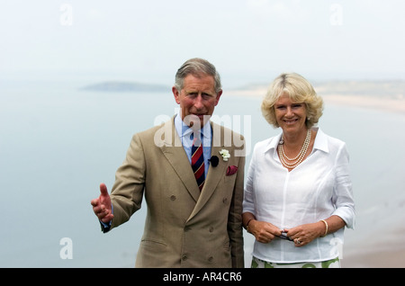 Il principe Carlo e Camilla sulle scogliere a Rhossili sulla Penisola di Gower vicino a Swansea nel Galles del Sud, Foto Stock