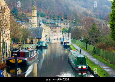 Barche ormeggiate in Hebden acqua in Calderdale, West Yorkshire, Regno Unito 11 Dicembre 2007 Foto Stock