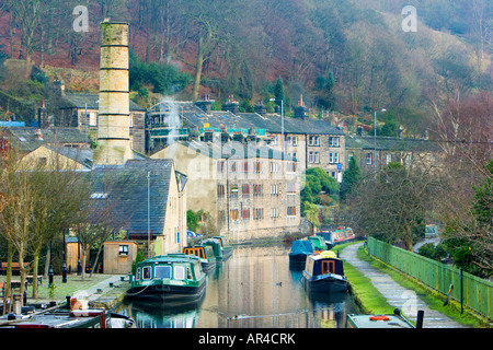 Barche ormeggiate in Hebden acqua in Calderdale, West Yorkshire, Regno Unito 11 Dicembre 2007 Foto Stock