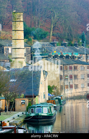 Barche ormeggiate in Hebden acqua in Calderdale, West Yorkshire, Regno Unito 11 Dicembre 2007 Foto Stock