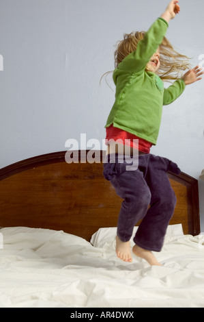 Ragazza di saltare sul letto Foto Stock