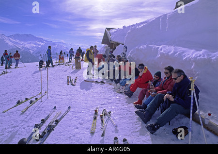 Gli sciatori rilassarsi al di fuori di un ristorante di montagna presso la stazione sciistica di La Rosiere, Francia. Foto Stock