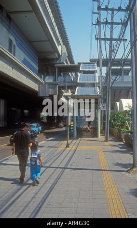 Adulto e bambino approccio l'ingresso sul dado bts skytrain station, Sukhumvit Road, Bangkok in Thailandia Foto Stock