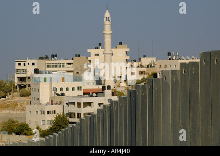 Vista della barriera di separazione della Cisgiordania israeliana che attraversa Abu Dis o Abu Deis, una comunità palestinese alla periferia di Gerusalemme est Israele Foto Stock