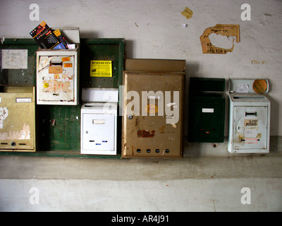 Pila di caselle postali in un vecchio edificio di appartamenti a Tel Aviv Israele Foto Stock