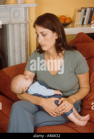 La madre che soffre di depressione postnatale tenendo il suo nuovo baby boy Foto Stock