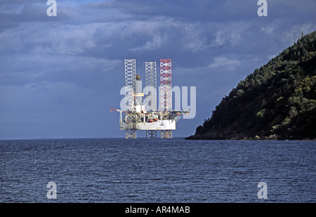 Galaxy III di esplorazione petrolifera piattaforma ancorata a Sutors di Cromarty nel nord della Scozia Foto Stock