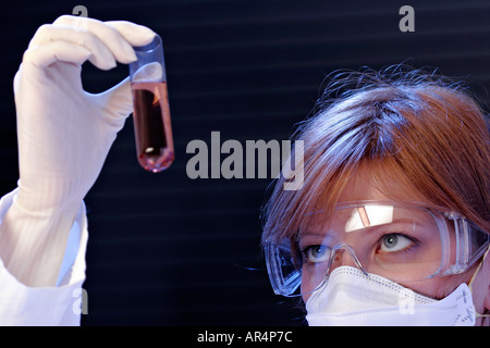 Scienziato tenendo un tubo di prova Foto Stock