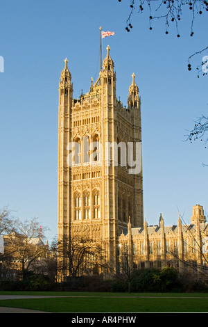 Vista della Torre di Victoria contro il cielo blu a Londra REGNO UNITO Foto Stock