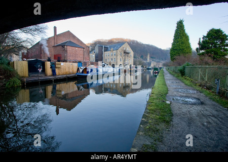 Barche ormeggiate in Hebden acqua in Calderdale, West Yorkshire, Regno Unito 11 Dicembre 2007 Foto Stock